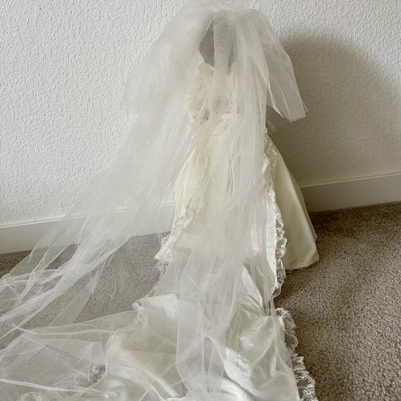 The Princess Diana Bride Doll - Picture 4 of 11